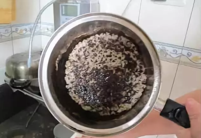 铝锅上面的黑色污渍怎么才能去掉（铝锅上面的黑色污渍怎么才能去掉小妙招）-第7张图片-昕阳网