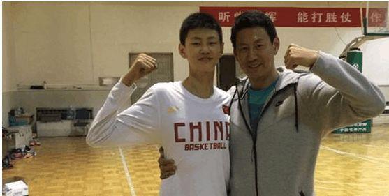 篮坛新希望出炉(李楠之子16岁身高211，单挑轻松击败老爸，他是中国男篮的希望？)
