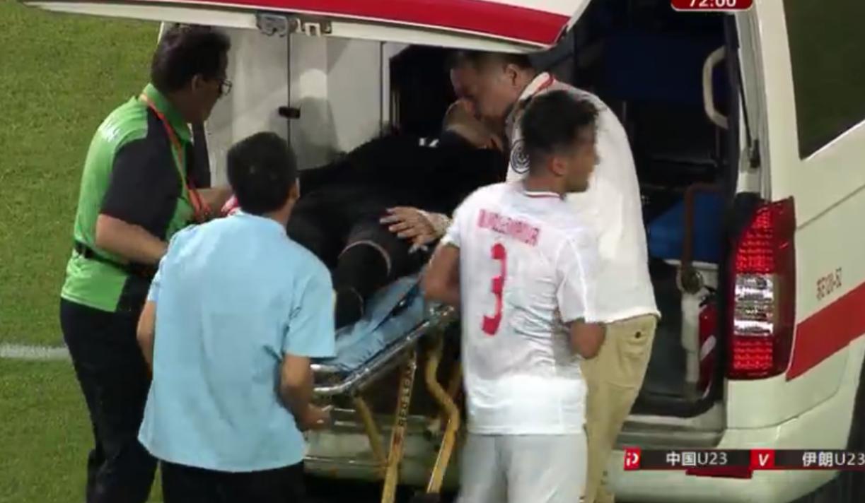 揪心一幕，伊朗门将被队友撞成重伤一度晕厥，救护车直接进场