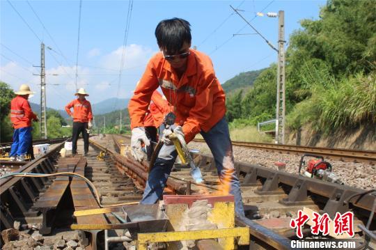 高温坚守：鹰厦铁路线上的钢轨焊连