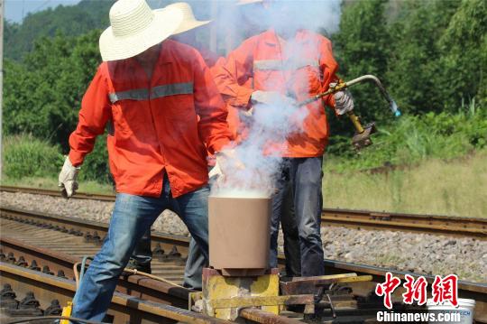 高温坚守：鹰厦铁路线上的钢轨焊连