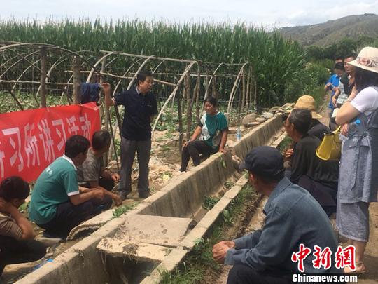 甘肃临洮“农家课”深入田间 村民农闲“取经”鼓腰包