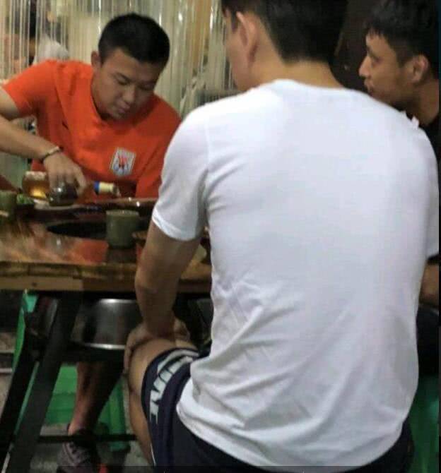 鲁能3球员喝酒遭三停处罚 中国球员自律性太差成白斩鸡