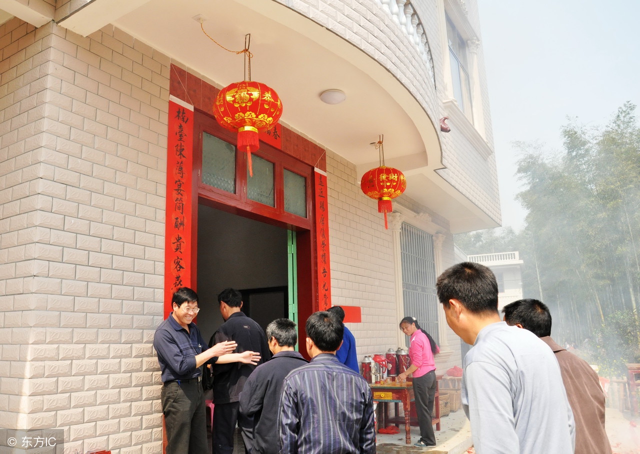 农村酒席太多，亲友女儿考上大学，摆酒席到底该不该去？