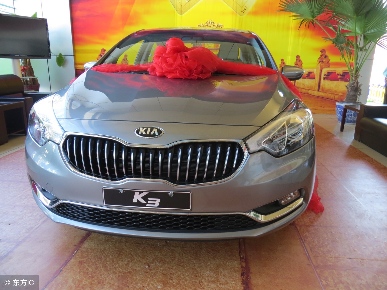 农村酒席太多，亲友女儿考上大学，摆酒席到底该不该去？