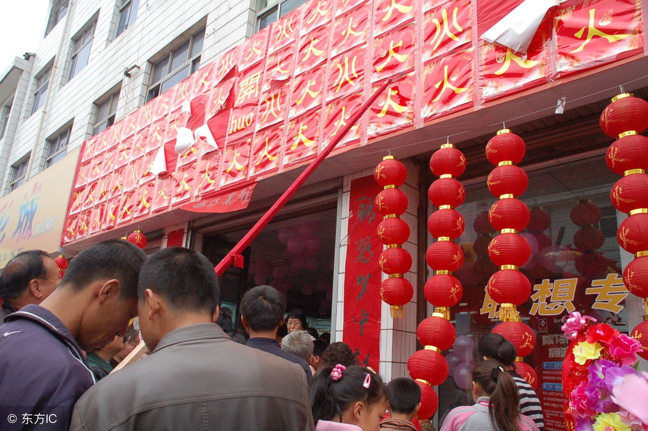 农村酒席太多，亲友女儿考上大学，摆酒席到底该不该去？