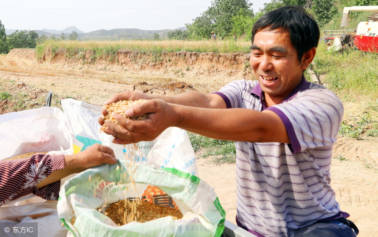 农村酒席太多，亲友女儿考上大学，摆酒席到底该不该去？