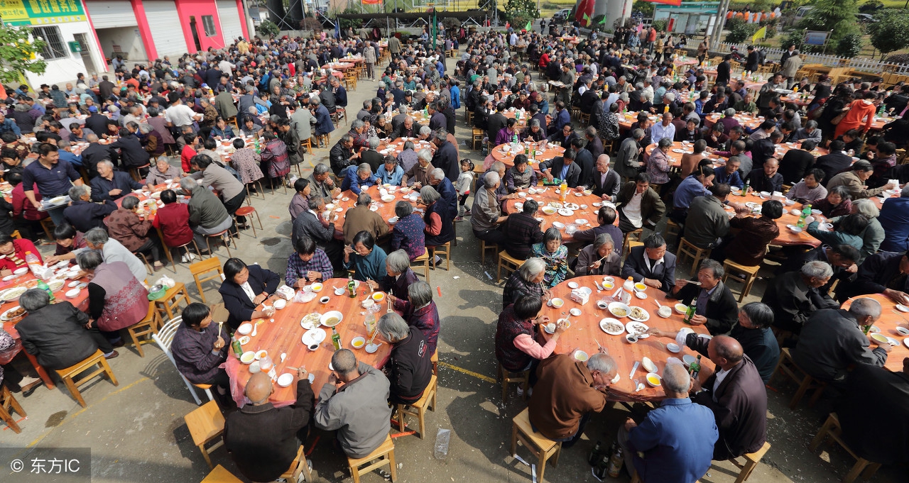 农村酒席太多，亲友女儿考上大学，摆酒席到底该不该去？