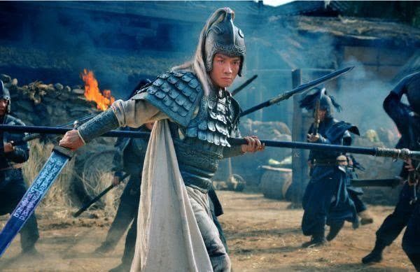 赵云初出道之时,一直都是用的百鸟朝凤枪法,但是内心一直想着的是童渊