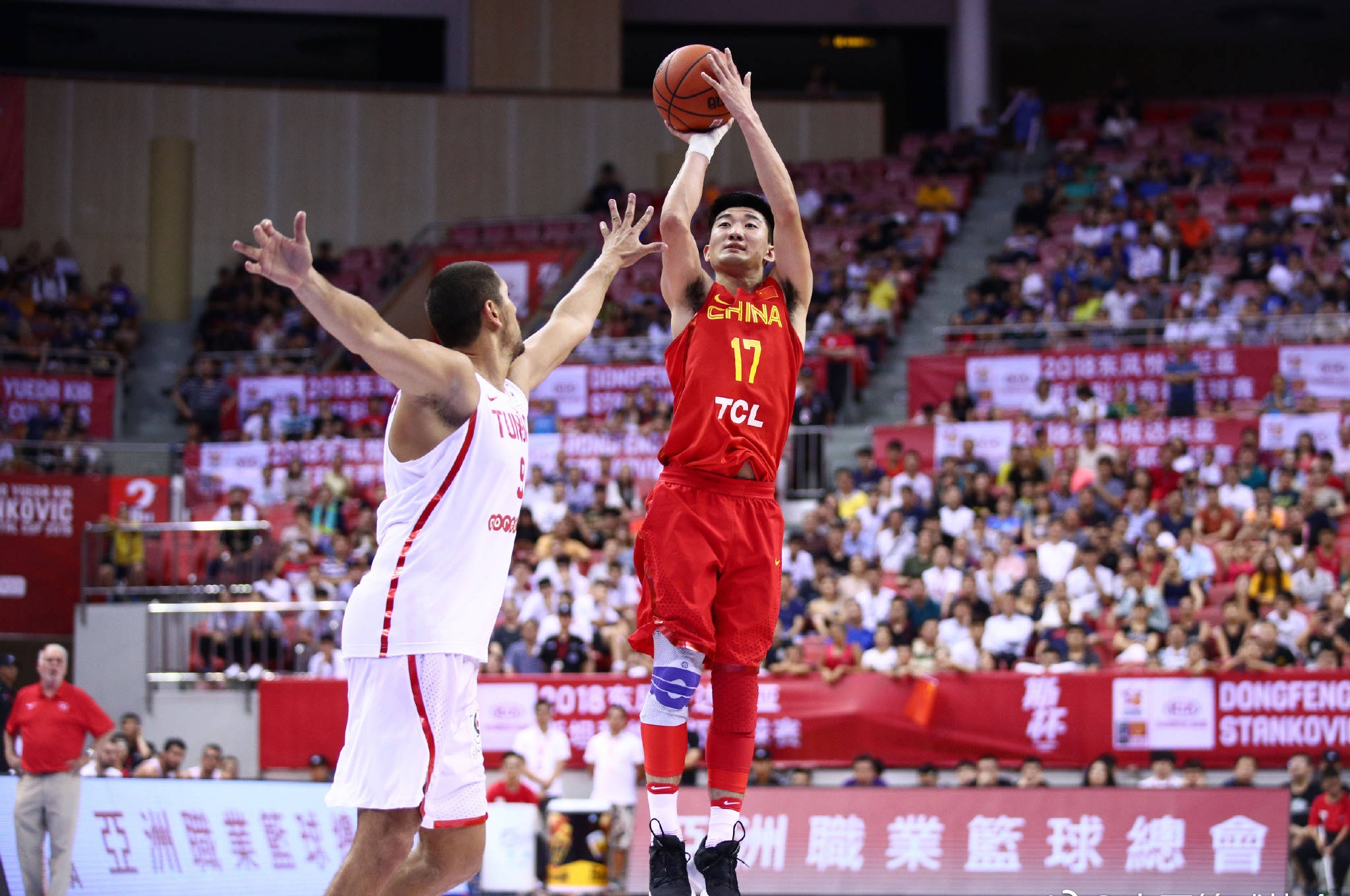 中国篮球vs突尼斯垫脚视频（不能再受伤了！孙铭徽不满防守者垫脚动作直接将其推翻在地！）