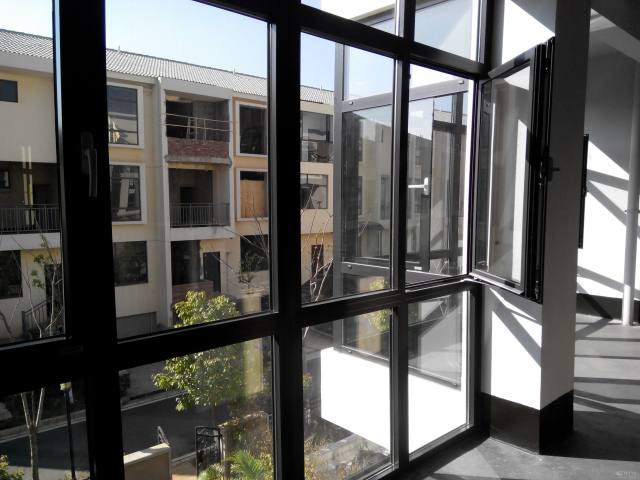 工人检查才发现,玻璃都是二次加工,太恐怖