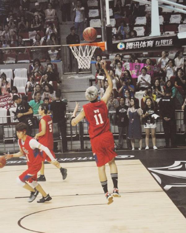 吴亦凡篮球全身写真图（明星球场照片大盘点，吴亦凡、张艺兴、洪雨雷一个比一个帅）