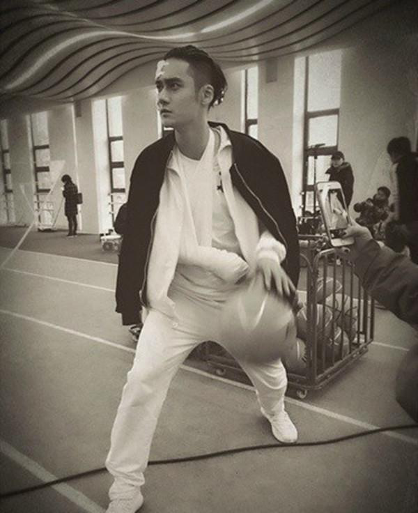 吴亦凡篮球全身写真图（明星球场照片大盘点，吴亦凡、张艺兴、洪雨雷一个比一个帅）