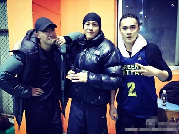 吴亦凡篮球全身写真图（明星球场照片大盘点，吴亦凡、张艺兴、洪雨雷一个比一个帅）