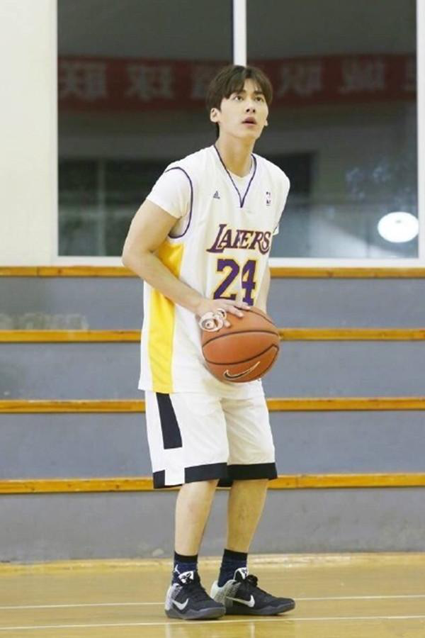 吴亦凡篮球全身写真图（明星球场照片大盘点，吴亦凡、张艺兴、洪雨雷一个比一个帅）