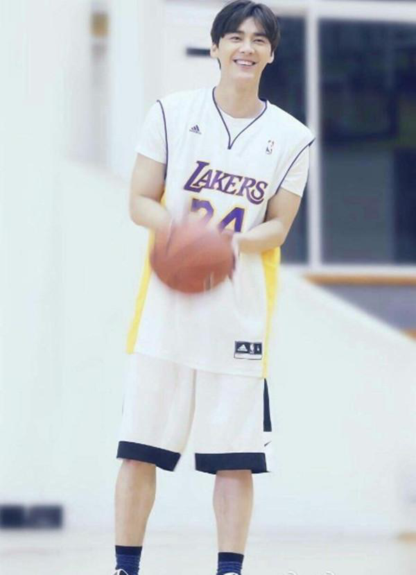 吴亦凡篮球全身写真图（明星球场照片大盘点，吴亦凡、张艺兴、洪雨雷一个比一个帅）