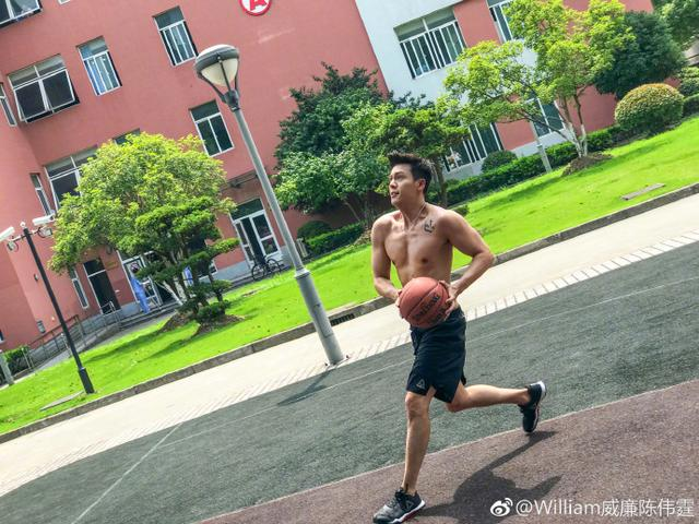 吴亦凡篮球全身写真图（明星球场照片大盘点，吴亦凡、张艺兴、洪雨雷一个比一个帅）