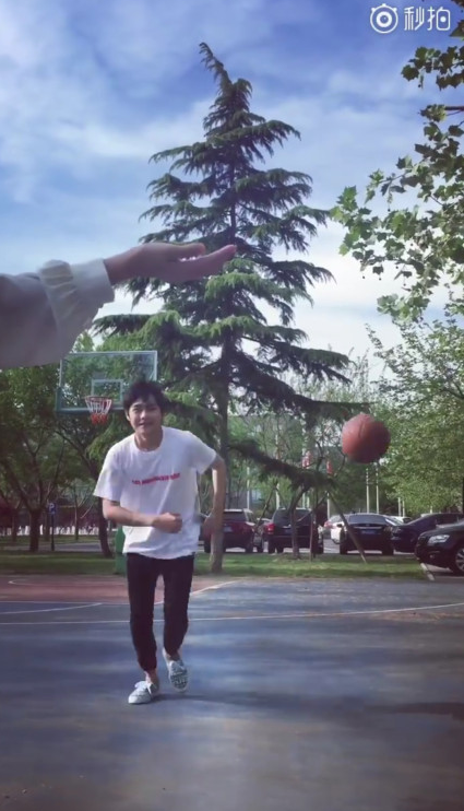 吴亦凡篮球全身写真图（明星球场照片大盘点，吴亦凡、张艺兴、洪雨雷一个比一个帅）