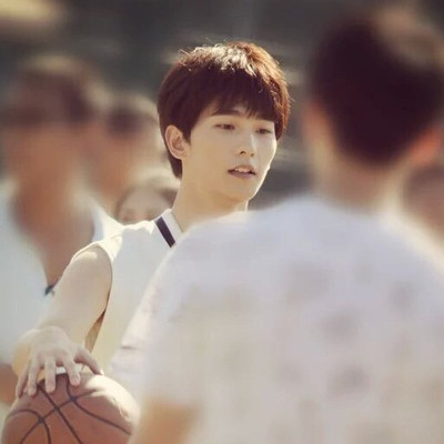 吴亦凡篮球全身写真图（明星球场照片大盘点，吴亦凡、张艺兴、洪雨雷一个比一个帅）