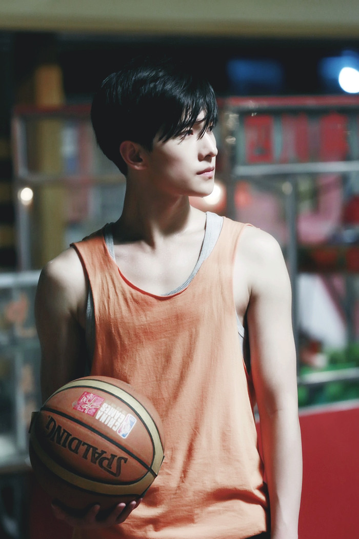 吴亦凡篮球全身写真图（明星球场照片大盘点，吴亦凡、张艺兴、洪雨雷一个比一个帅）