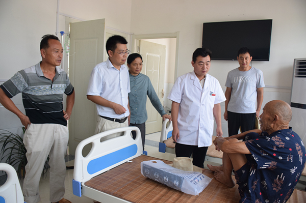 杨健：沉下身子 带着真情为民脱贫