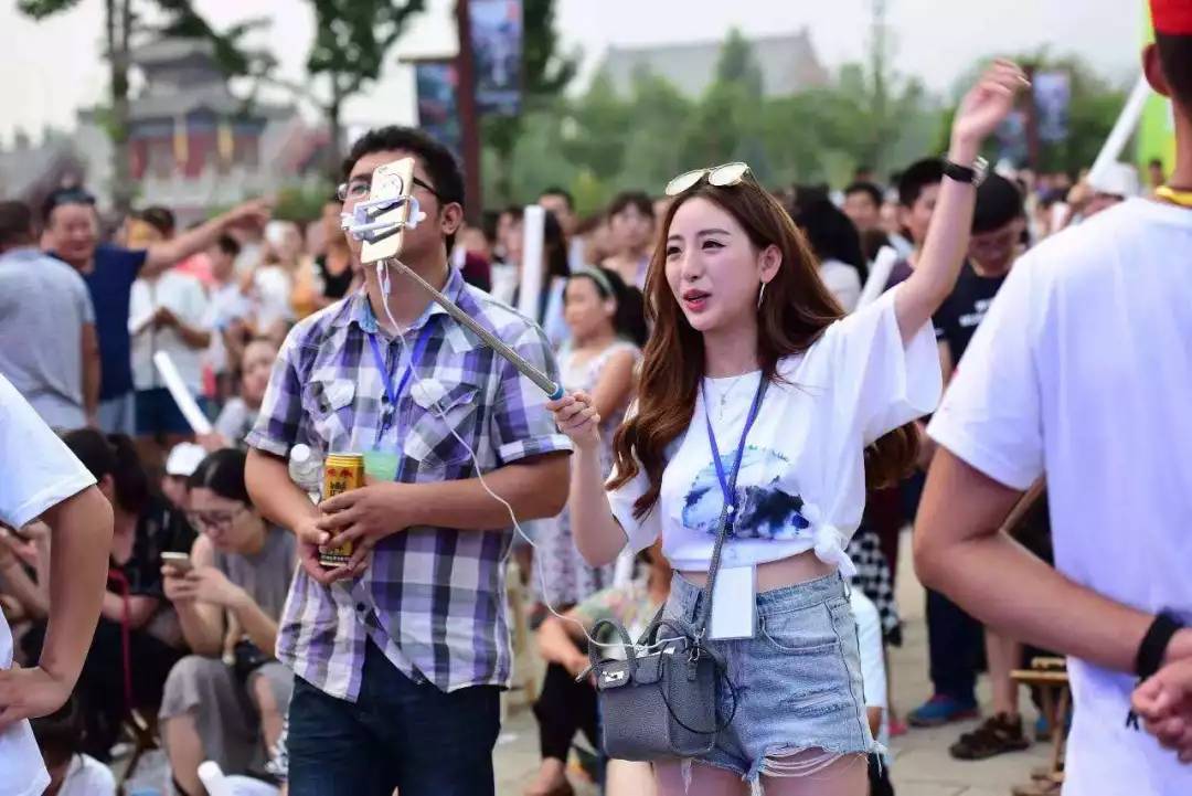 快鱼足球直播体育(斗鱼:top游戏直播平台的居高远望!