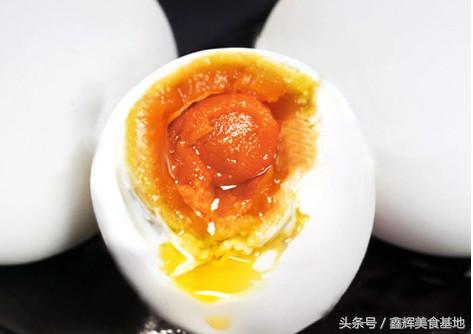 双黄莲蓉月饼简单做法（美味好吃双黄莲蓉月饼的制作技巧）