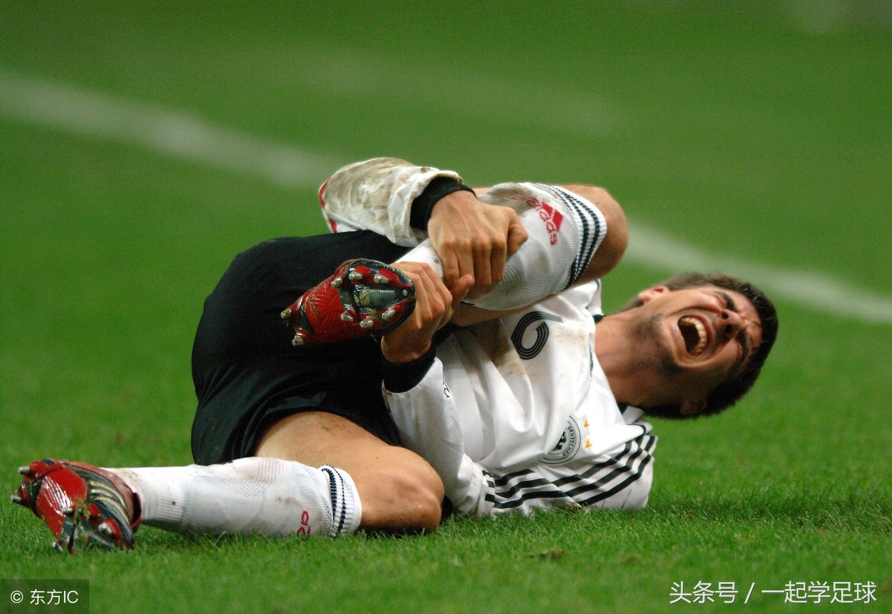 为什么足球比赛受伤后不能围（足球比赛中需要牢记的一大原则！）-趣拿体育