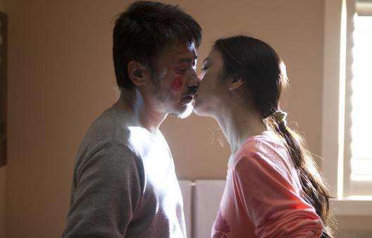 吴秀波是吻戏高手！吻海清一半脸都覆盖，吻姚晨胡子竟被吸进去！