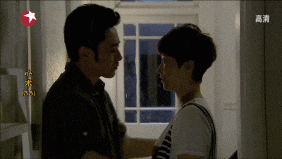 吴秀波是吻戏高手！吻海清一半脸都覆盖，吻姚晨胡子竟被吸进去！