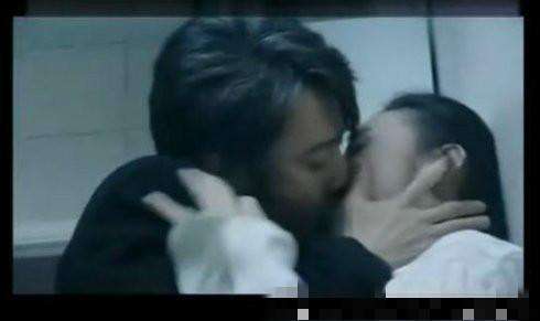 吴秀波是吻戏高手！吻海清一半脸都覆盖，吻姚晨胡子竟被吸进去！