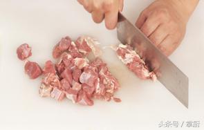 大厨手把手教你做红烧羊肉，好吃的诀窍在这里