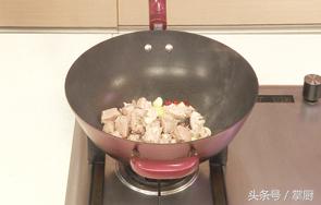 大厨手把手教你做红烧羊肉，好吃的诀窍在这里