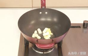 大厨手把手教你做红烧羊肉，好吃的诀窍在这里