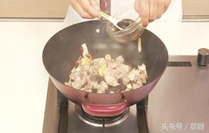 大厨手把手教你做红烧羊肉，好吃的诀窍在这里