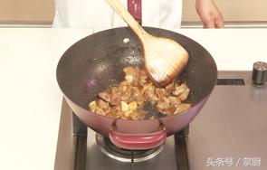 大厨手把手教你做红烧羊肉，好吃的诀窍在这里
