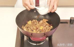 大厨手把手教你做红烧羊肉，好吃的诀窍在这里
