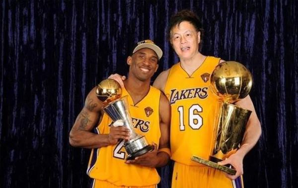 nba球衣为什么都因姓氏（为何叫NBA球星都喊他们的姓，而科比喊的是名？）