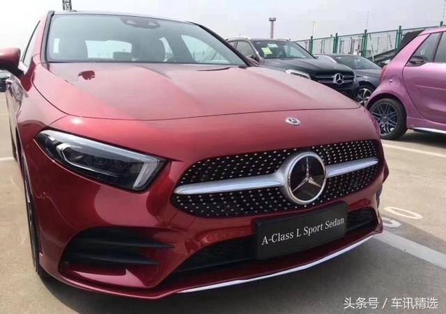 停车场一辆奔驰A200L，红色车身超养眼，网友：单内饰就值20万！