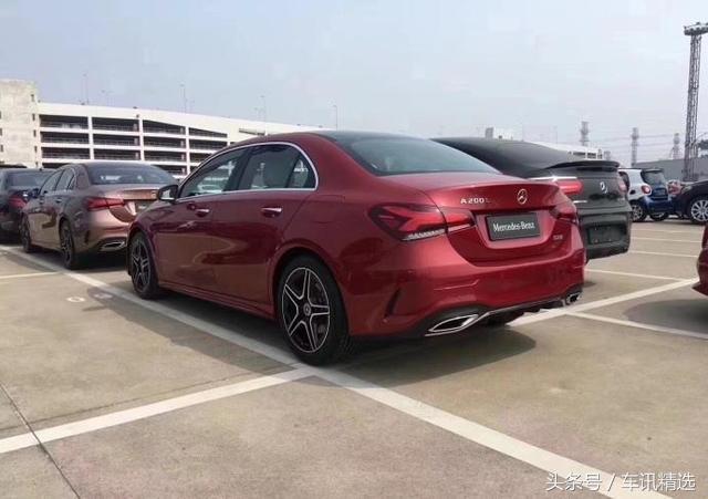 停车场一辆奔驰A200L，红色车身超养眼，网友：单内饰就值20万！