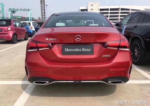 停车场一辆奔驰A200L，红色车身超养眼，网友：单内饰就值20万！