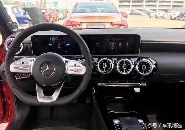 停车场一辆奔驰A200L，红色车身超养眼，网友：单内饰就值20万！