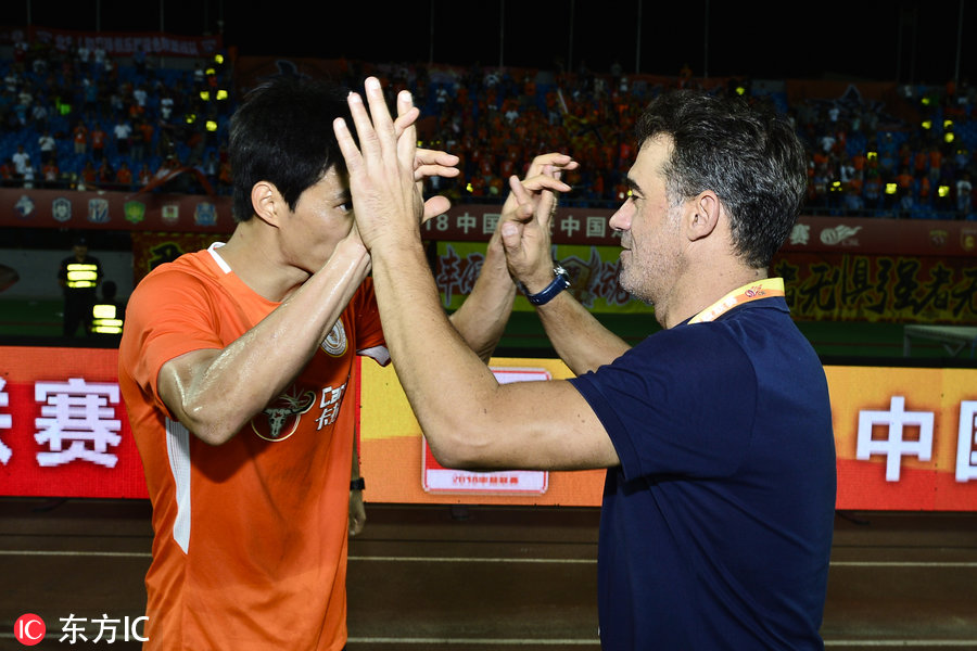北京人和赢下德比之战 赛后穆坎乔抱住助教脑袋兴奋献吻