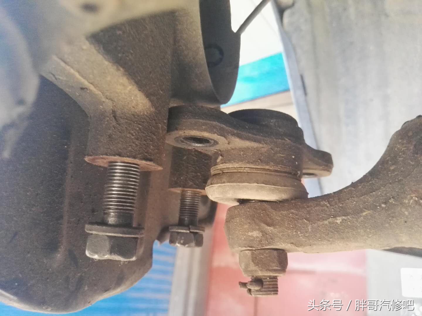 车辆走坑洼路面底盘“噔噔噔”异响，胖哥告诉大家异响的原因
