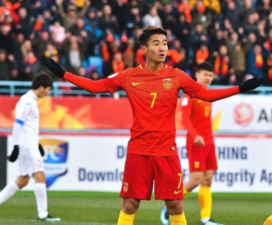 亚运会足球录像（亚运会：国足2比1阿联酋，韦世豪“罗本式”进球，姚均晟中圈吊射）-趣拿体育