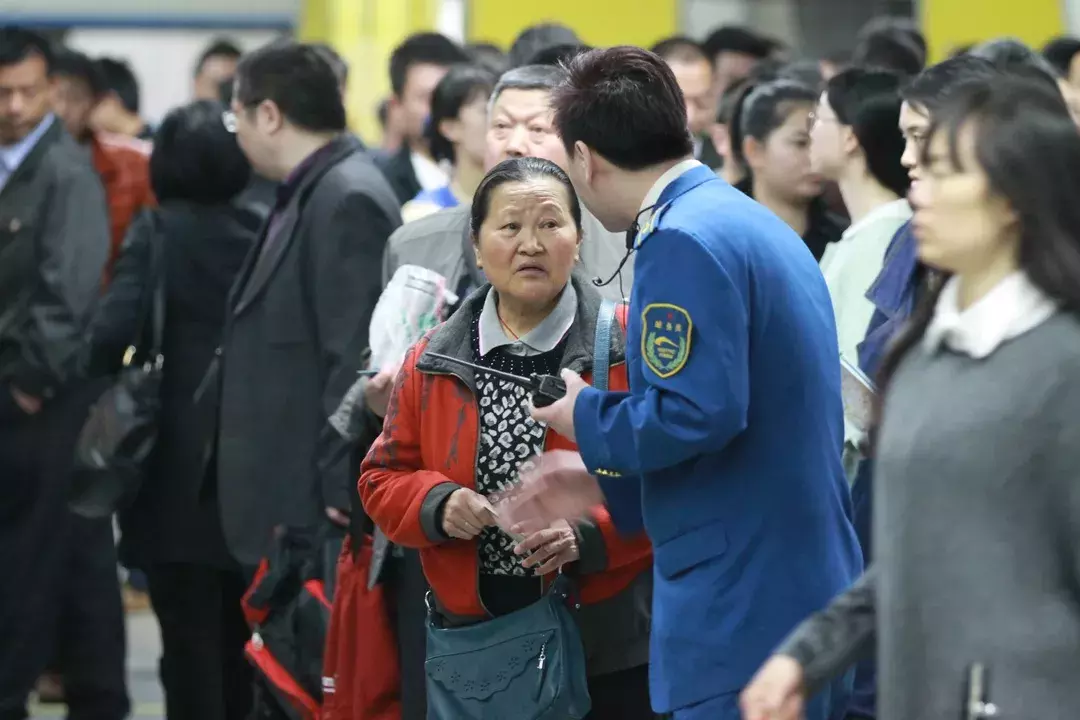 地铁允许带篮球上车吗(特别注意！安全乘车锦囊秘籍之「老年人和小朋友特辑」)