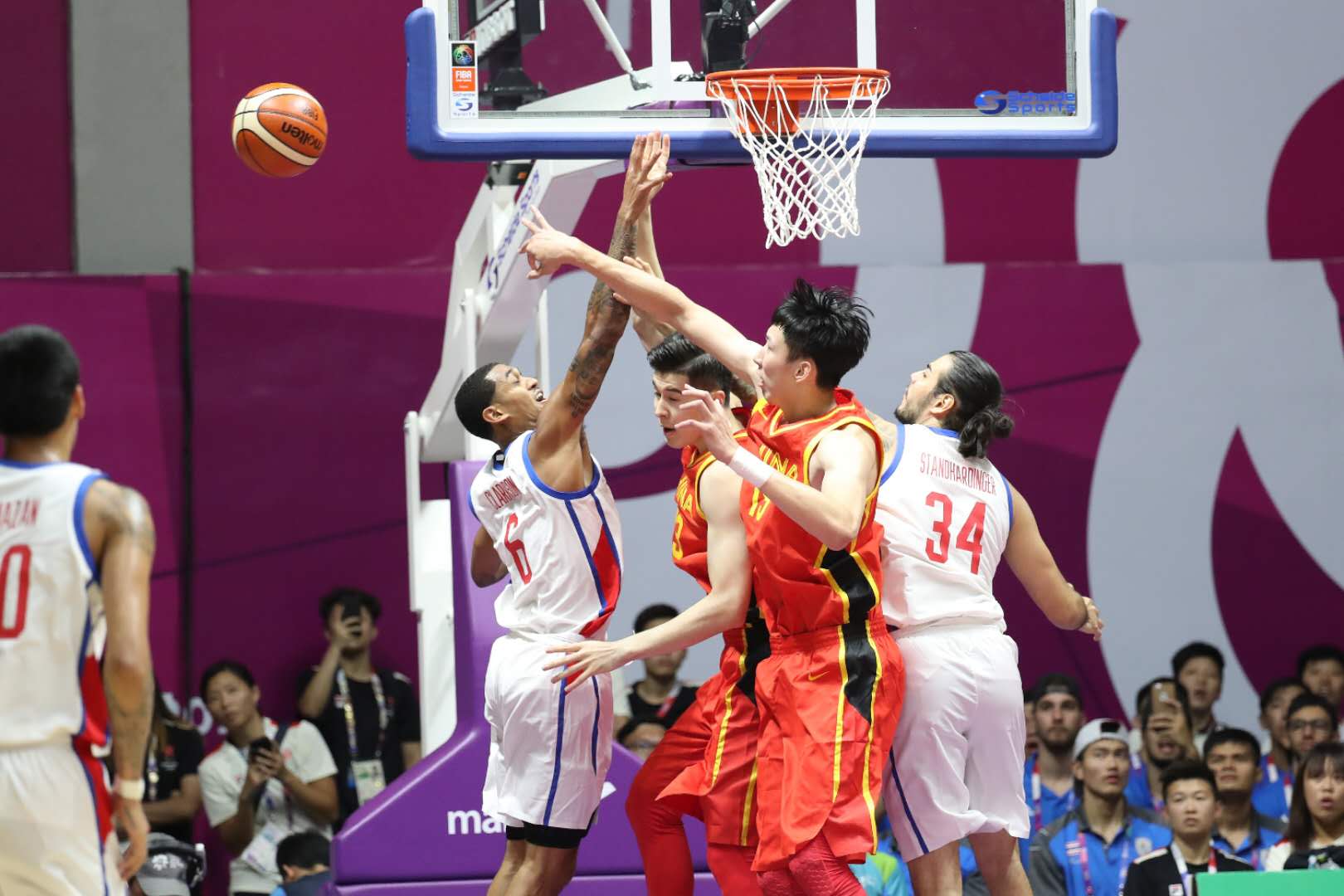 亚运会：中国男篮首秀告捷 82比80险胜菲律宾