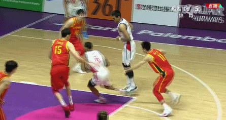 中国篮球与菲律宾(中国男篮2分险胜菲律宾，场边的姚明终于能松口气了)