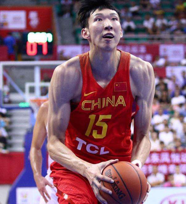 中国男篮2分险胜菲律宾，场边的姚明终于能松口气了