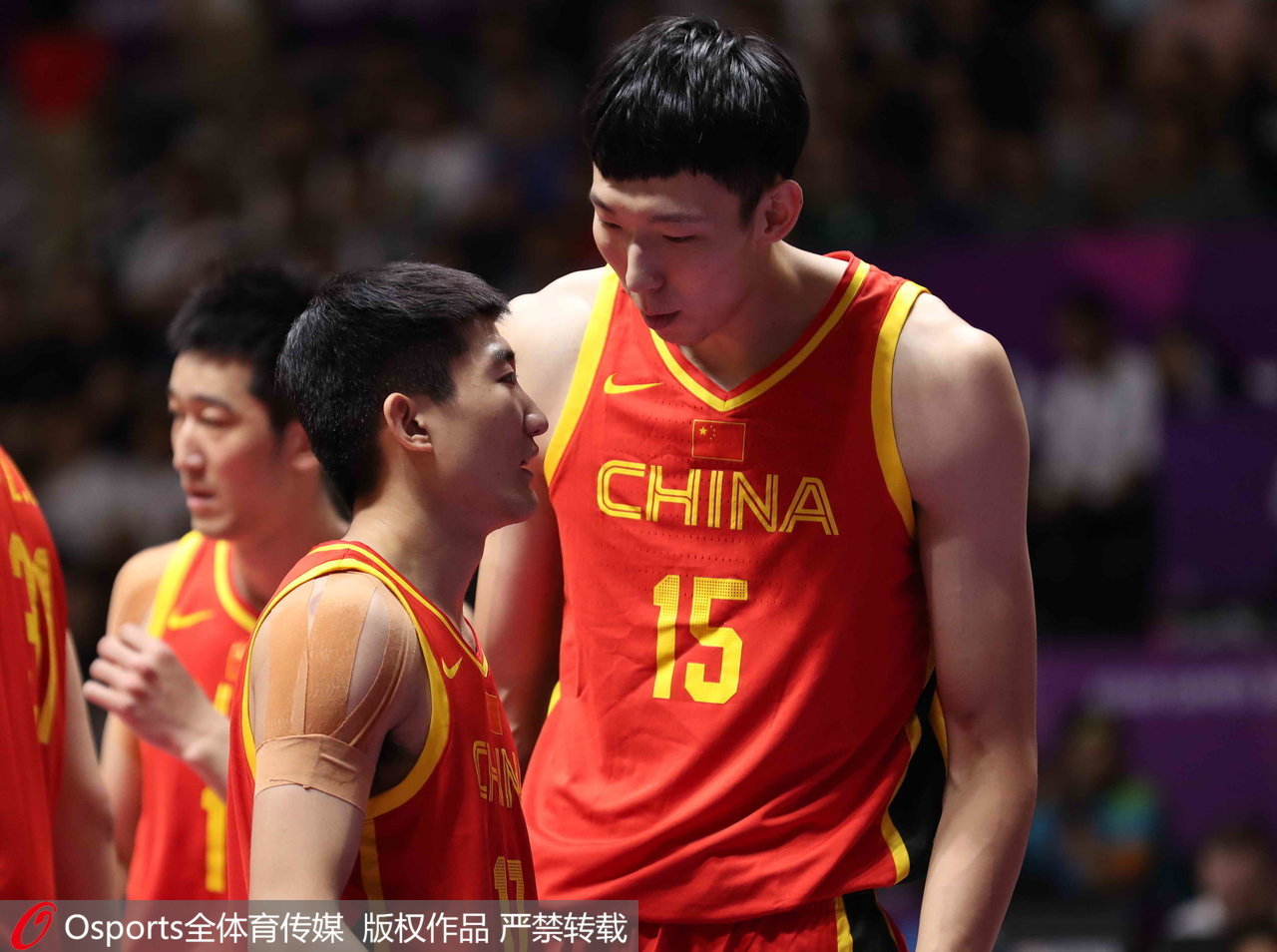 中国男篮2分险胜菲律宾，场边的姚明终于能松口气了